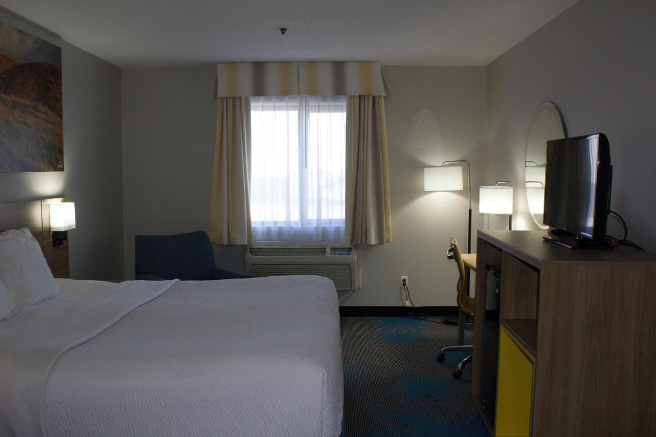 Days Inn By Wyndham Колби Экстерьер фото